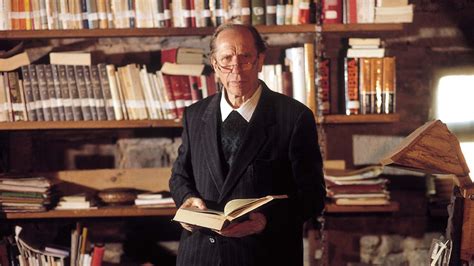Ritratto di padre David Maria Turoldo, figura emblematica della spiritualità e della poesia del Novecento italiano.