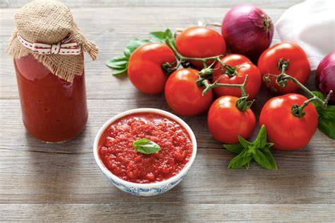 Cipolla che soffrigge con passata di pomodoro