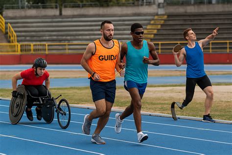 Atleta con disabilità intellettiva che scia con gioia