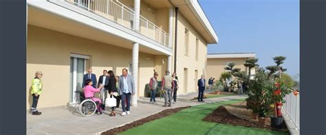 Struttura residenziale accessibile in montagna con persone che interagiscono