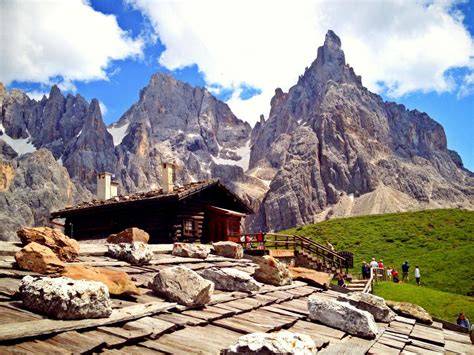 Baita Segantini con panorama montano innevato