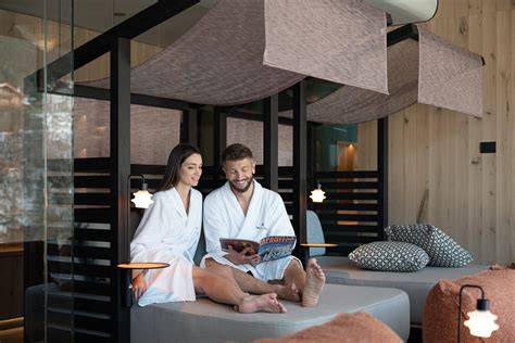 Coppia in relax in una SPA con vista panoramica