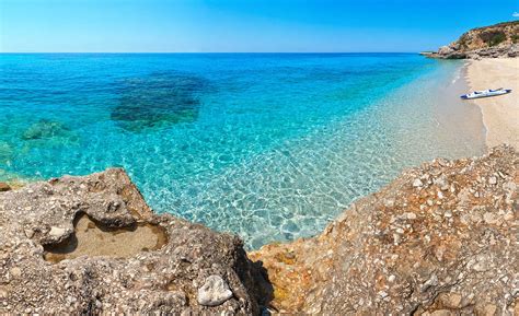 Spiaggia di Lourdata con lettini e mare cristallino