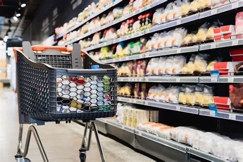Fotografia di uno scaffale ben fornito all'interno di un supermercato, che mostra la varietà dei prodotti disponibili.