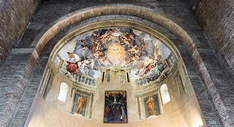 Interno della Basilica dei Santi Ulrico e Afra, con le sue volte a stella e altari ornati.