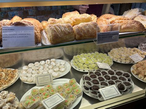 Foto di una caffetteria-pasticceria con dolci esposti