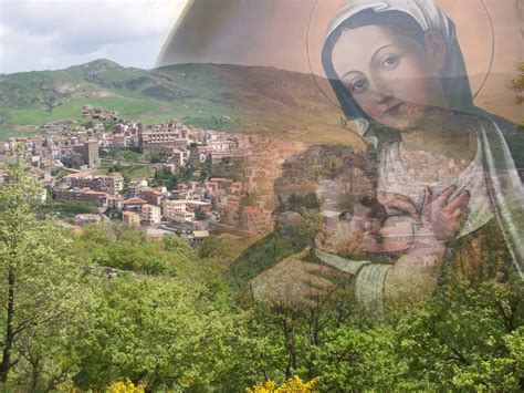 Paesaggio panoramico con il Santuario della Madonna della Lavina in primo piano e le colline siciliane sullo sfondo.