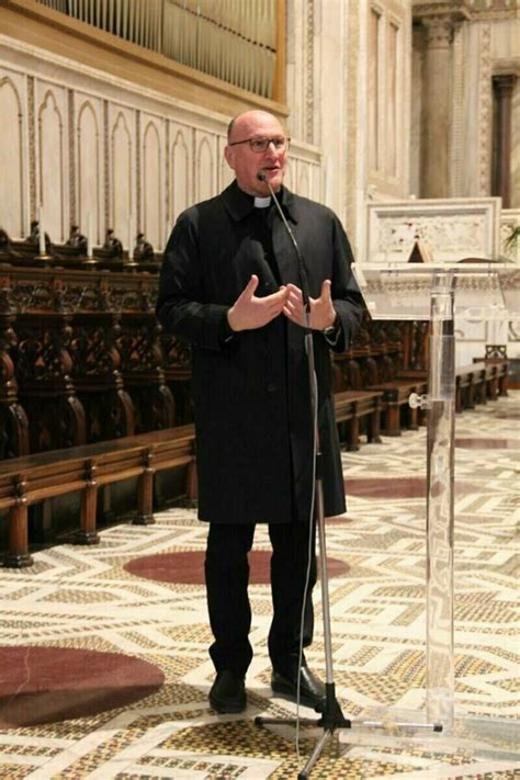 Foto di Don Nicola Gaglio in contesto liturgico