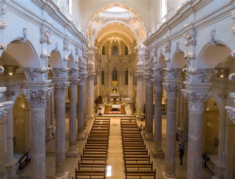 Foto interna della Chiesa di San Giuseppe, che mostra le colonne in trachite e marmo rosso e le capriate a vista