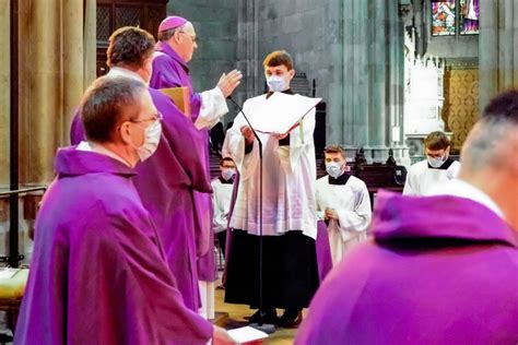 Paramenti liturgici di colore viola durante la Quaresima