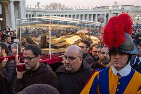 processione di fedeli che accompagna la teca con le spoglie di San Pio