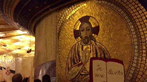 vista interna della cripta inferiore della nuova chiesa dedicata a San Pio con la teca esposta