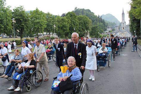 Pellegrini e volontari si prendono cura degli ammalati a Lourdes