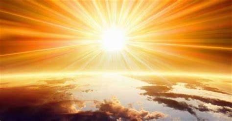 Rappresentazione di un'anima che si apre alla luce divina durante l'adorazione eucaristica