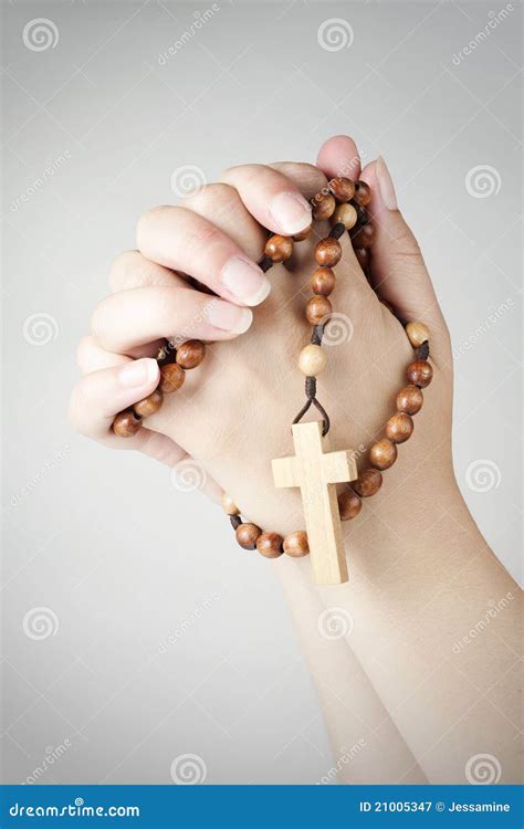 Immagine di un rosario con mani in preghiera