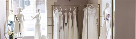 Interno di un atelier di sartoria con abiti da cerimonia