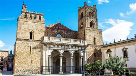 Facciata del Duomo di Monreale con le torri e il portico settecentesco