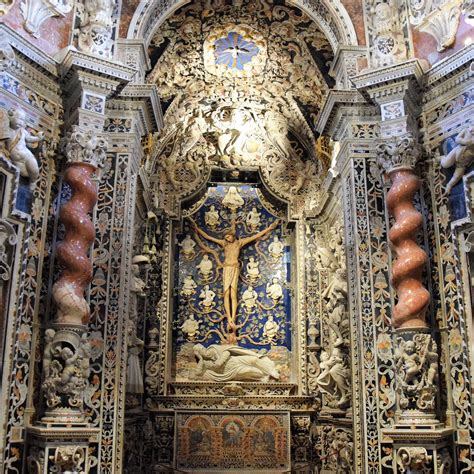 Interno della Cappella del Crocifisso a Monreale, con marmi policromi e decorazioni barocche
