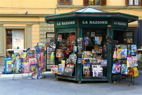 Foto di una tipica edicola romana con giornali e riviste in esposizione