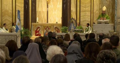 Immagine di fedeli durante una preghiera di litanie in chiesa