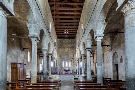 Basilica di Santa Giusta: facciata e interni della chiesa romanica