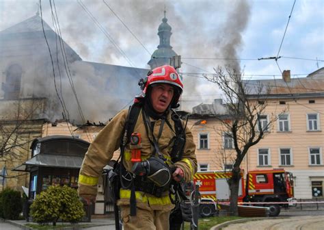 Vigili del fuoco e soccorritori ucraini sul luogo dell'attacco a Sumy