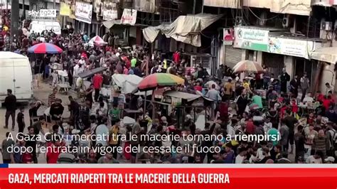 Monopattino e ramoscelli di salice tra le macerie a Sumy, simboli delle vittime innocenti