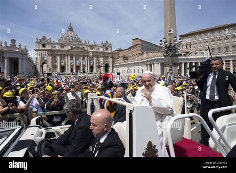 Benedetto XVI presiede un rito di canonizzazione