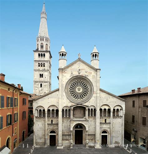 Foto delle sculture di Zanini accanto agli arazzi fiamminghi nel Duomo di Modena