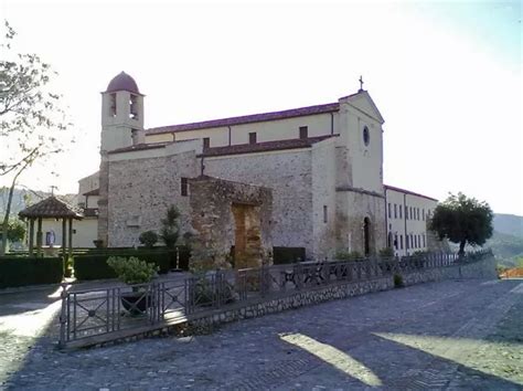 Santuario della Riforma a Bisignano con fedeli in preghiera