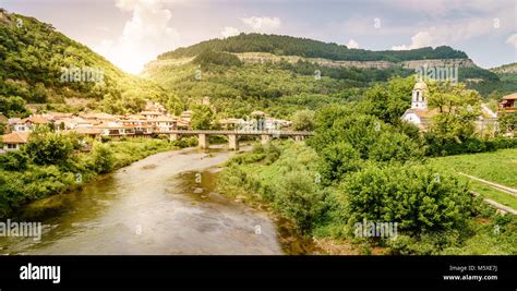 Veliko Tarnovo panorama città con fiume Yantra e fortezza