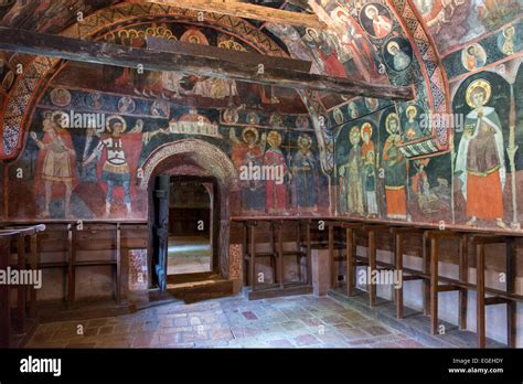 Interno della Chiesa della Natività di Arbanasi con affreschi dettagliati