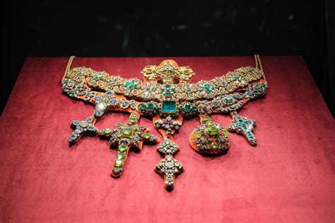 Gioielli e oggetti preziosi dal Tesoro di San Gennaro
