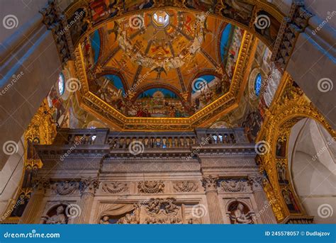 Fotografia degli interni del Santuario con le pareti ricoperte dai quadri ex-voto