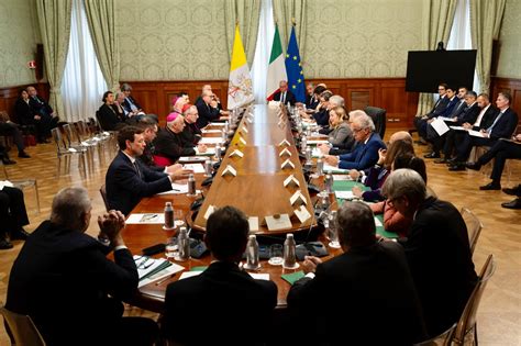 Foto del primo incontro bilaterale tra governo italiano e Santa Sede.