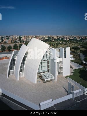 Vista esterna della Chiesa del Giubileo (Dio Padre Misericordioso) di Richard Meier.