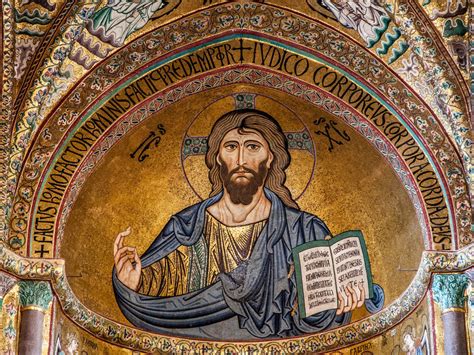 Affresco del Cristo Pantocratore nell'abside centrale, esempio di pittura tardo-medievale di scuola lombarda