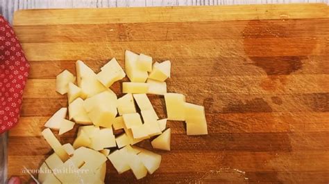 Preparazione di patate lesse e tagliate a cubetti