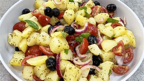 Insalata fredda di patate con cipolla rossa, olive e basilico