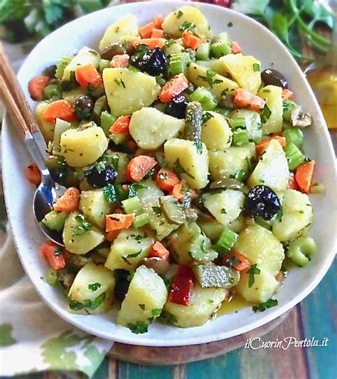 Insalata di patate fredda con mais, sedano e basilico