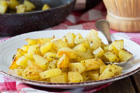 Patate cotte in padella con pesto di basilico