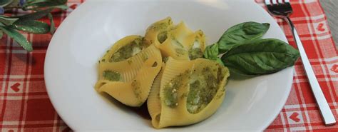 Conchiglioni ripieni di patate e pesto