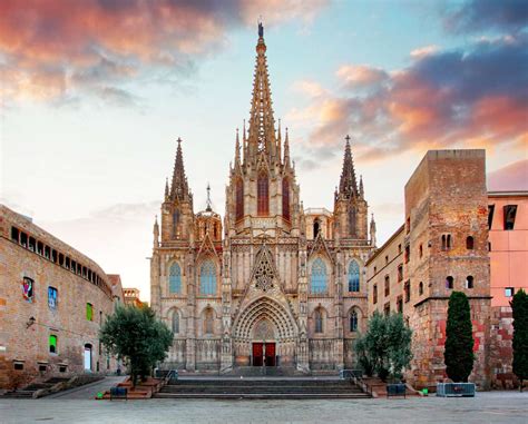 Vista esterna della Cattedrale di Barcellona con enfasi sulla facciata gotica.