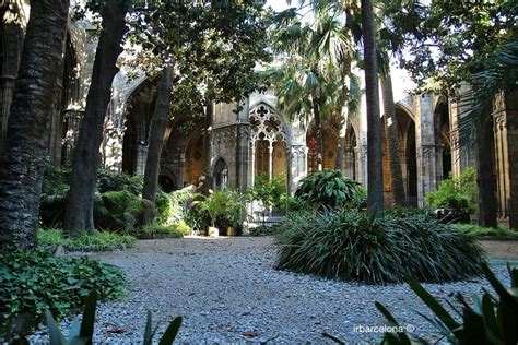 Dettaglio architettonico del chiostro della Cattedrale di Barcellona.