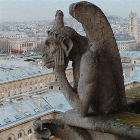 Dettaglio dei gargoyle e delle decorazioni scultoree dei pluviali della Cattedrale.