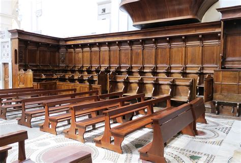 Interno della Cattedrale con enfasi sul coro e gli stalli lignei.
