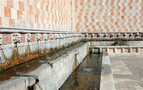 Interno del chiostro con la fontana delle oche.