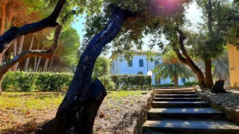 Foto panoramica della Casa per Ferie San Giuseppe con il giardino e la spiaggia di Caorle sullo sfondo
