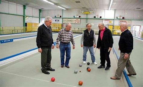 Illustrazione storica di una bocciofila con persone che giocano a bocce e socializzano