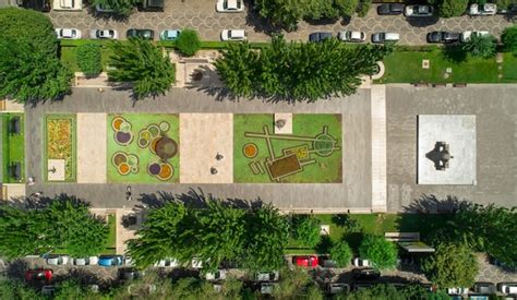 Foto aerea di un parco urbano con un fiume e campi da bocce ben visibili